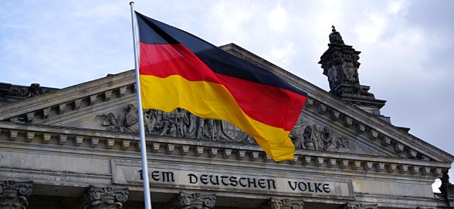Reichstag mit deutscher Flagge