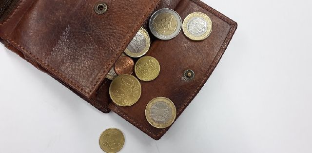 Euro Münzen im Geldbeutel, sparen