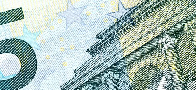 Nahaufnahme eines 5 Euro Schein; Vergleich Direktbank oder Robo-Advisor