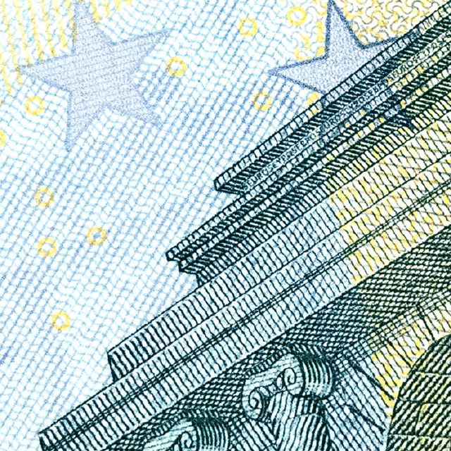 Nahaufnahme eines 5 Euro Schein; Vergleich Direktbank oder Robo-Advisor