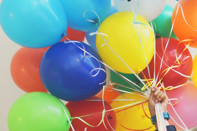 Hand hält Luftballons; growney-Erfahrungen von Kunden nach 5 Jahren Investment