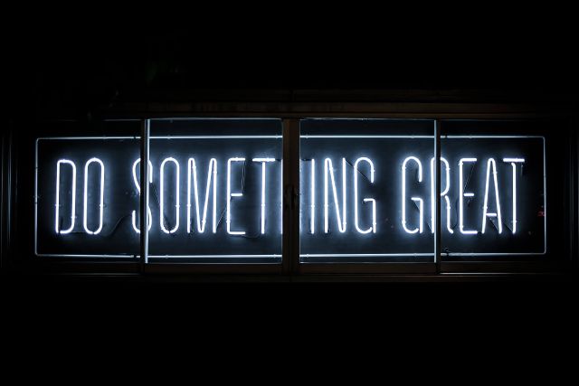 LED Schild mit der Aufschrift: DO SOMETHING GREAT