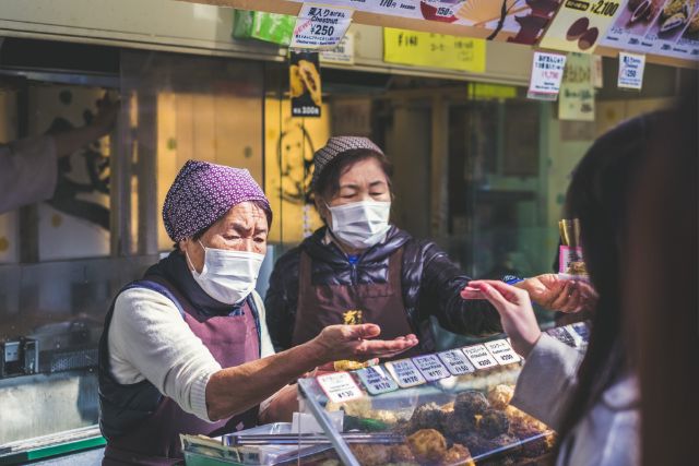 Asiatische Frauen mit Schutzmasken; Coronavirus und Börse