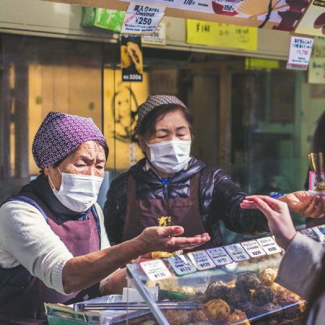 Asiatische Frauen mit Schutzmasken; Coronavirus und Börse