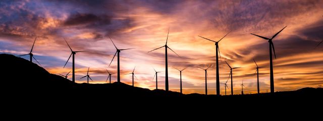 Nachhaltigkeit und SRI Investment - eine nachhaltige Geldanlage; Windkraftanlagen im Abendrot
