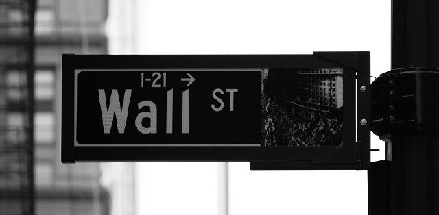 Das Bild zeigt das Straßenschild der Wall Street.