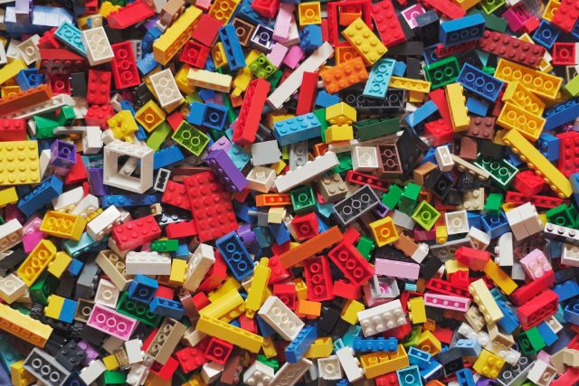 alternative Geldanlage: Investieren in Lego und Sneaker; viele bunte Legosteine