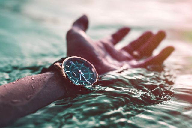 Armbanduhr im Wasser; Zitate zur Börse und Geldanlage