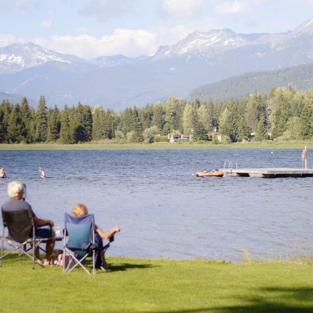 Altersvorsorge: Rentner-Ehepaar sitzt am See; ETF Sparen für die Rente