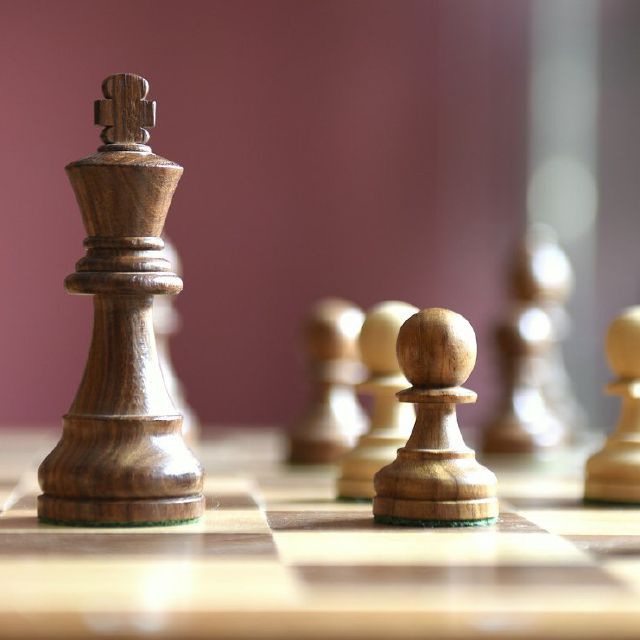Schachfiguren auf einem Schachbrett.