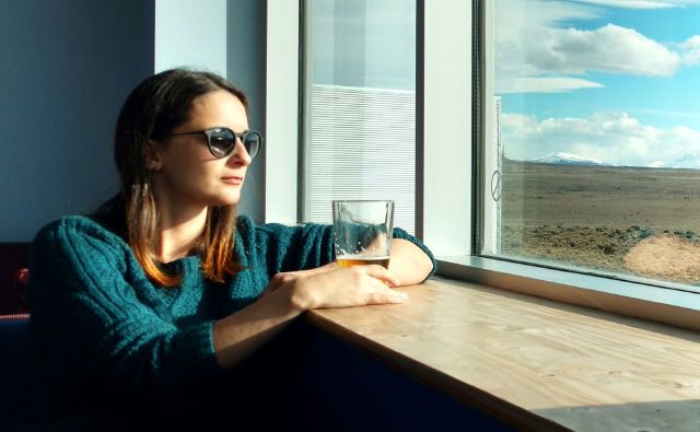 ETF Fonds: Was sind die besten ETF für mich? Frau schaut aus dem Fenster