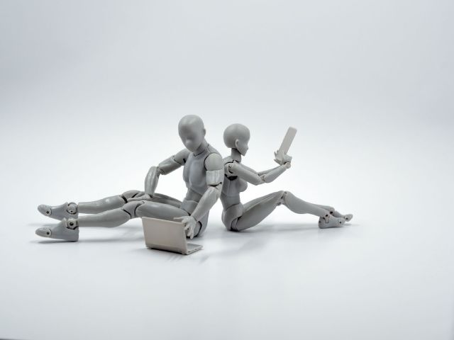 Studie: Darum entscheiden sich Sparer für Robo-Advisor; zwei Robos mit Computer