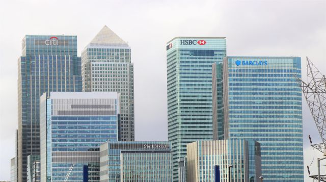 Bürohäuser großer Banken; Sorge um Bankenkrise und Unterschiede zur Finanzkrise 2008