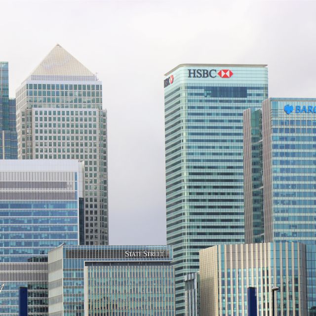 Bürohäuser großer Banken; Sorge um Bankenkrise und Unterschiede zur Finanzkrise 2008