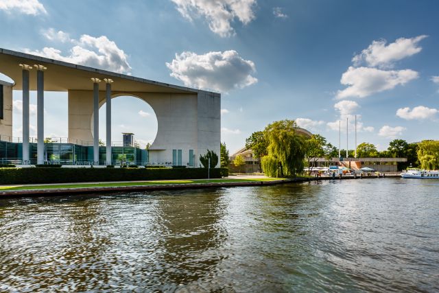 Kanzleramt in Berlin an der Spree; Bundestagswahl 2025: Das wollen die Parteien