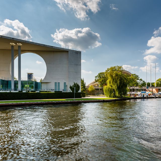 Kanzleramt in Berlin an der Spree; Bundestagswahl 2025: Das wollen die Parteien