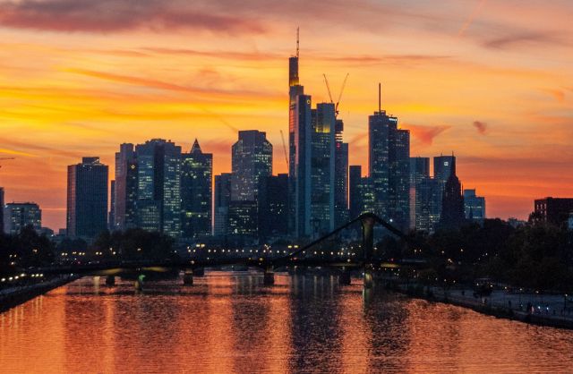 Skyline Frankfurt/Main; Börse und Dax aktuell: Entwicklung und Experten-Tipps
