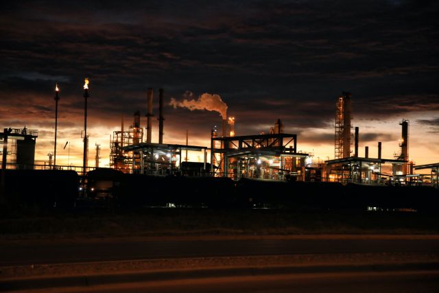 Erdöl-Anlage in der Dämmerung; Gas- und Ölaktien, Warum steigen die Energiepreise so stark?