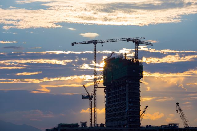 Baustelle mit Kränen; Bauzinsen steigen, Folgen für die Entwicklung auf dem Immobilienmarkt