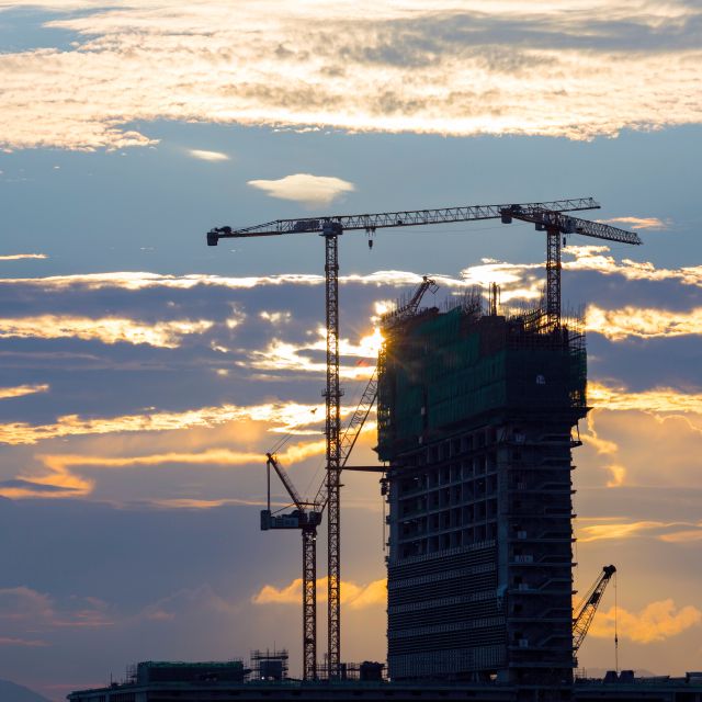 Baustelle mit Kränen; Bauzinsen steigen, Folgen für die Entwicklung auf dem Immobilienmarkt