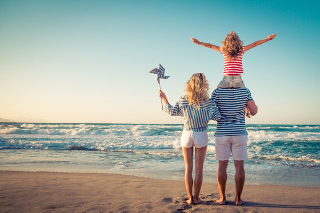 Familie im Sonnenuntergang am Strand; Finanzen & Familie: Optimale Geldanlage für Familien