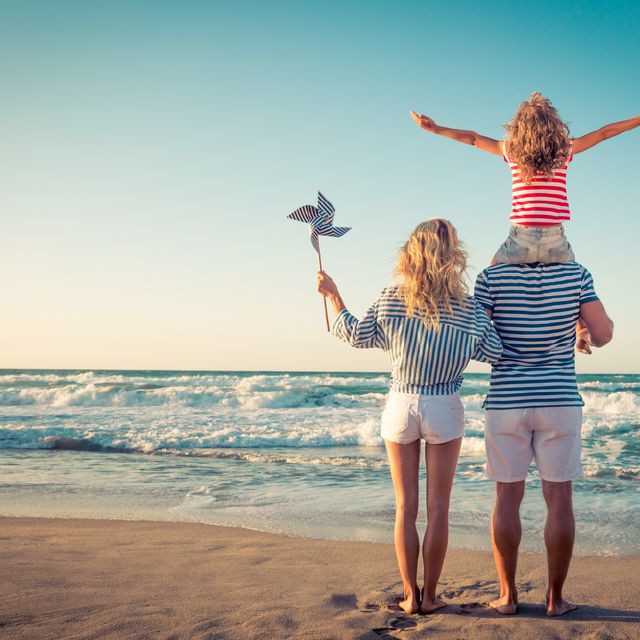 Familie im Sonnenuntergang am Strand; Finanzen & Familie: Optimale Geldanlage für Familien