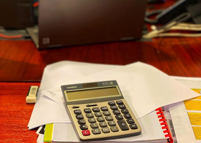 Taschenrechner auf Papieren; Freistellungsauftrag, Sparerfreibetrag, Steuer-ID: das ist zu beachten