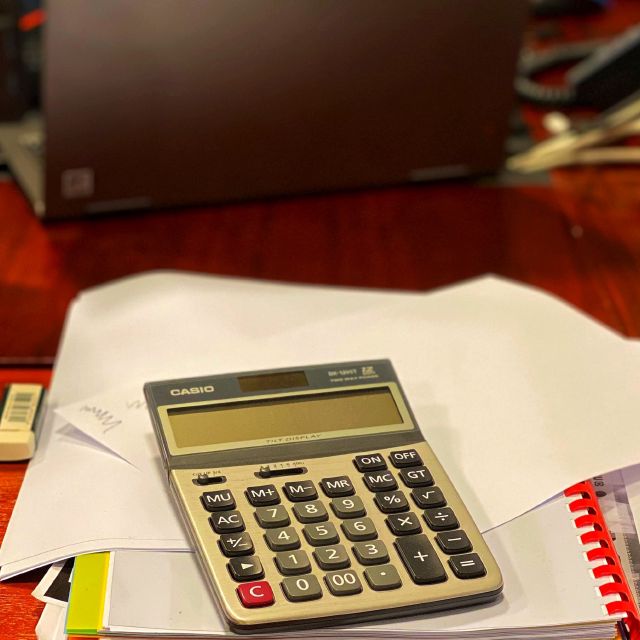 Taschenrechner auf Papieren; Freistellungsauftrag, Sparerfreibetrag, Steuer-ID: das ist zu beachten