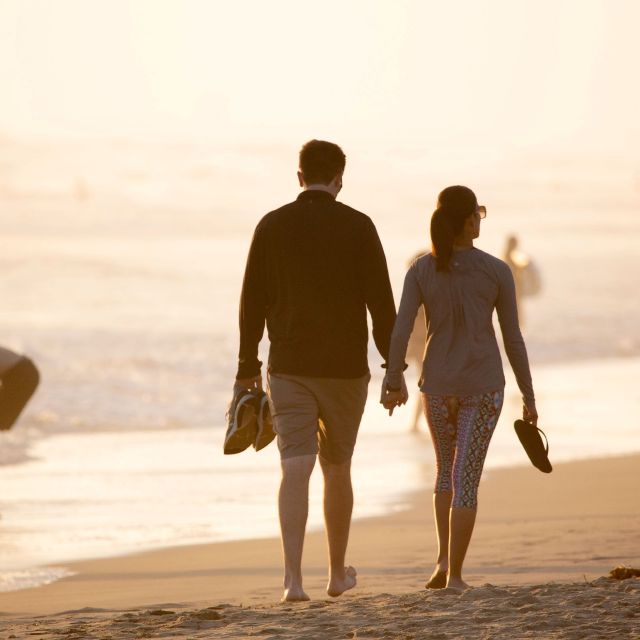 Paar am Strand; Sparziele 2021: Wofür Kunden beim Robo-Advisor Geld anlegen