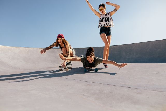 Drei Frauen mit Skateboards; Richtig Geld anlegen: Das wünschen sich Anleger