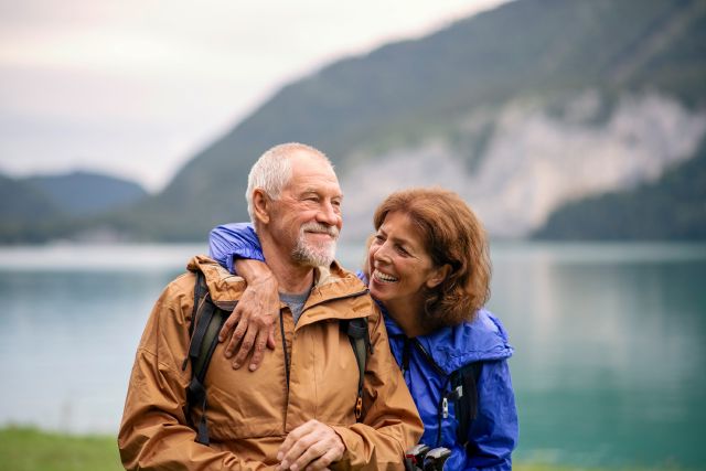 älteres Pärchen am Bergsee; Tipps für die Geldanlage ab 60 Jahren