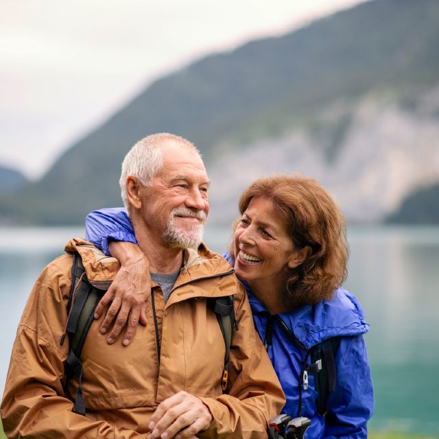älteres Pärchen am Bergsee; Tipps für die Geldanlage ab 60 Jahren