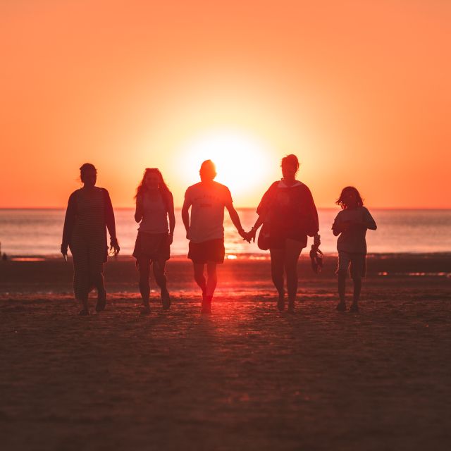 Familie im Sonnenuntergang am Strand; Finanzen & Familie: Optimale Geldanlage für Familien