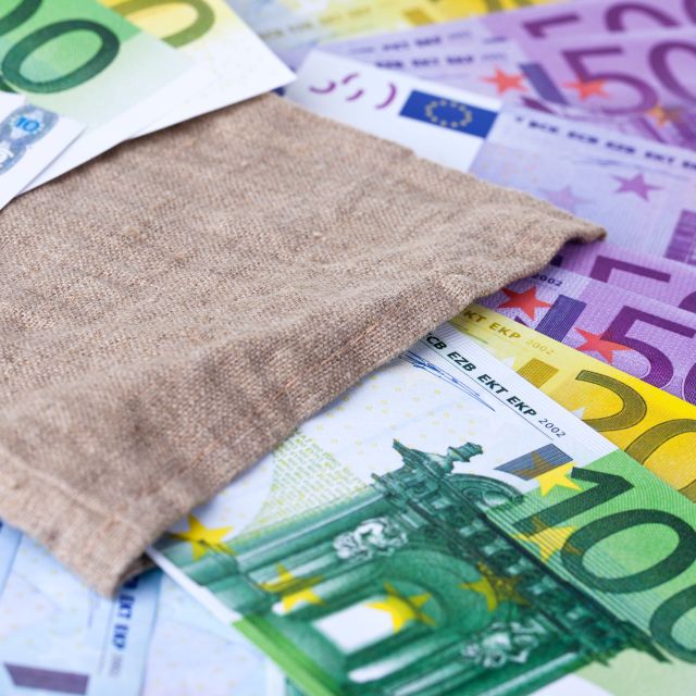Euro-Geldscheine; Greensill-Pleite: Die Verantwortungslosigkeit der Kommunen macht betroffen