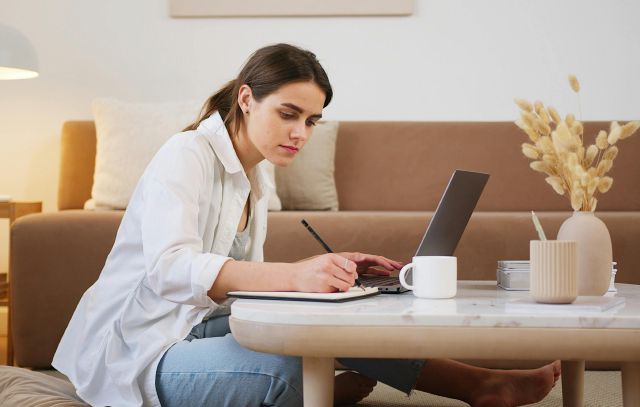 Frau sitzt mit Laptop am Tisch; Quartalsbericht der growney-Anlagestrategien für Q2/2024