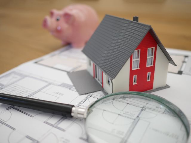 Haus und Sparschwein; Immobilie oder Aktien - was ist besser für die Rente?