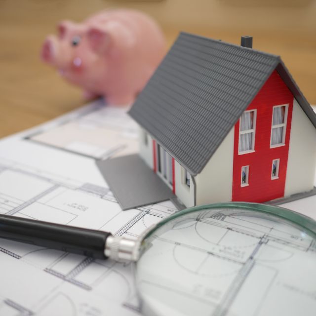 Haus und Sparschwein; Immobilie oder Aktien - was ist besser für die Rente?