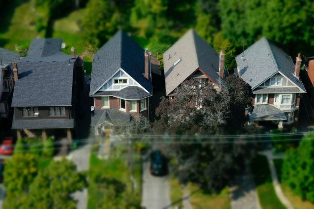 Häuseransicht von oben; Immobilien kaufen als Wertanlage - lohnt sich das?