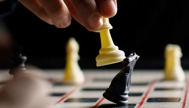 Schach: Weiß schlägt Springer; Fonds und ETFs Unterschiede und Vorteile