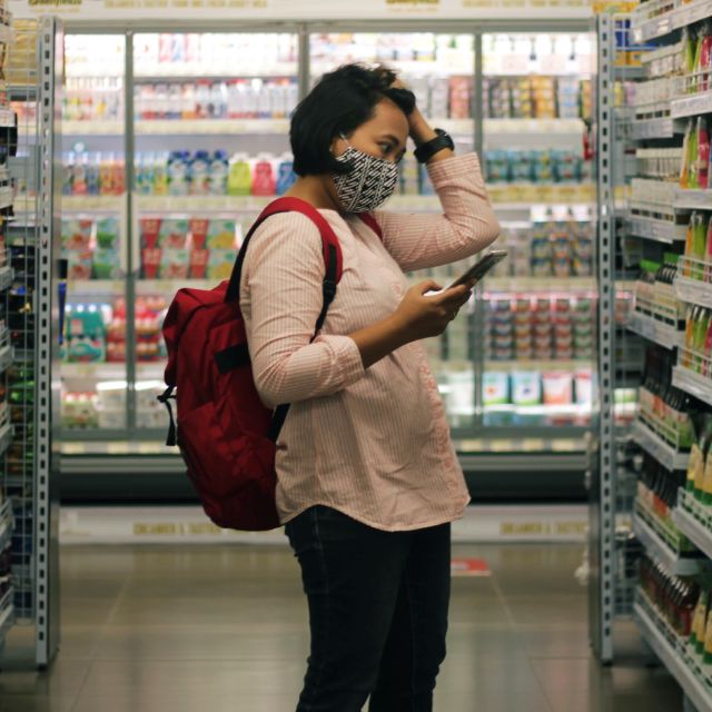Frau im Supermarkt; Negativzinsen und Inflation – die Folgen für unser Geld