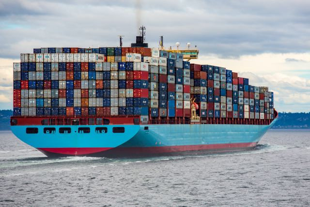 Containerschiff im Meer; Was passiert in der Stagflation: Definition und Entstehung. Was tun bei Stagflation, Inflation