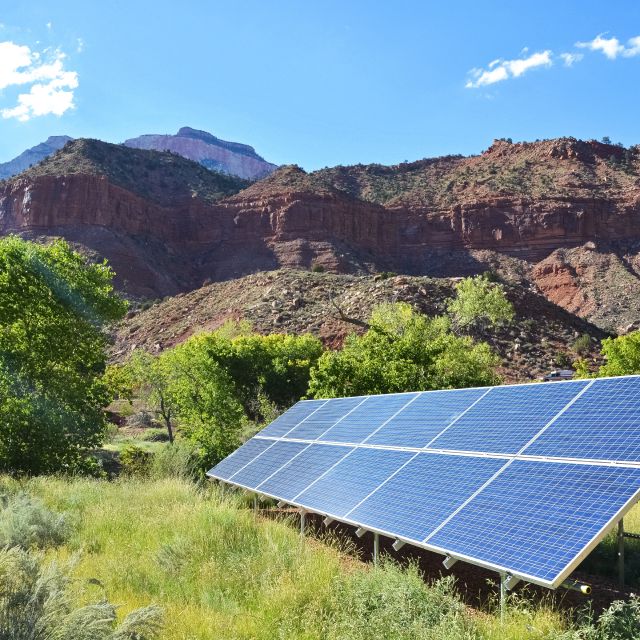 Solarpanels in der Natur; Alternative zu Gas und Öl? Investieren in Erneuerbare Energien
