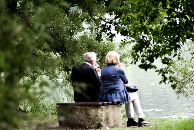 Ehepaar im Ruhestand; Geldanlage Beispiele: Private Rente sichern durch Sparplan