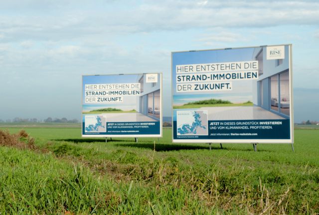 Plakate auf grüner Wiese mit Werbung für Immobilien in künftiger Strandlage; growney-Aktion für nachhaltige Geldanlage