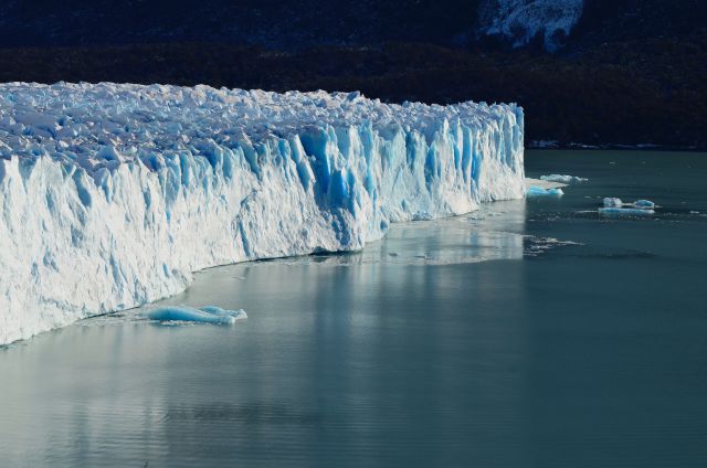 Schmelzendes Eis; Nachhaltige Geldanlage: growney konzentriert sich bei der Nachhaltigkeitsauswahl auf das Thema Klimaschutz.