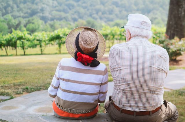 Älteres Paar sitzt in der Natur; Negativzinsen: Die staatliche Deutsche Rentenversicherung muss Millionen zahlen