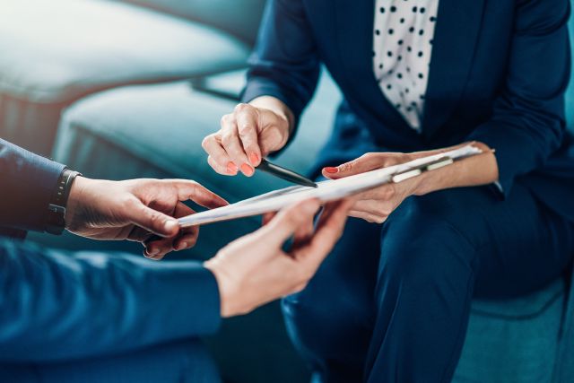 Frau zeigt etwas auf einem Tablet; Quartalsbericht growney mit Performance Q3/2025