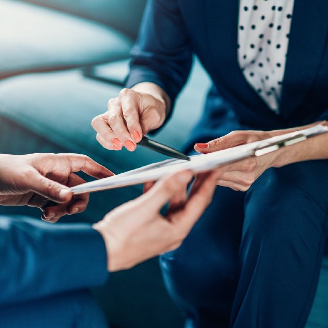 Frau zeigt etwas auf einem Tablet; Quartalsbericht growney mit Performance Q3/2025
