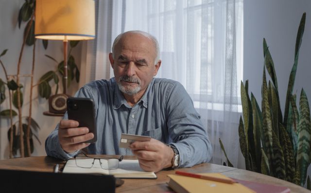 Alter Mann am Schreibtisch; Gegen die Rentenlücke: 1.500 Euro Zusatzrente im Monat