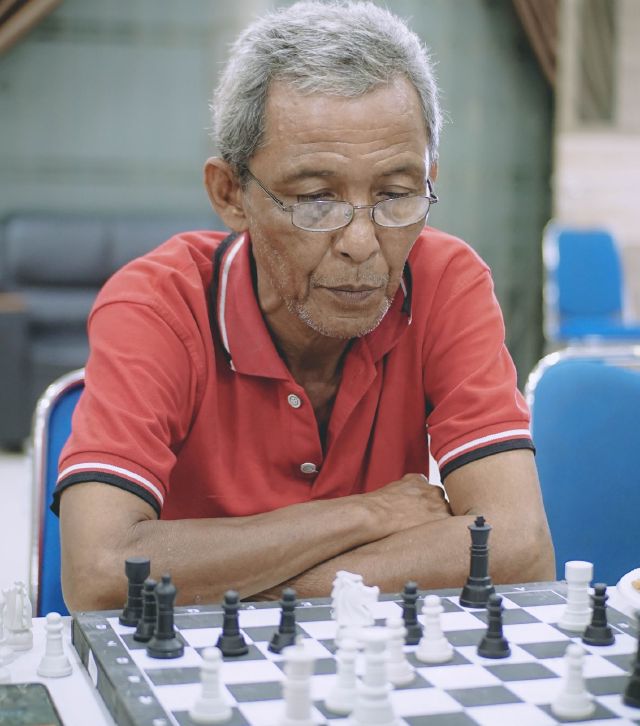 Alter Mann spielt Schach; ETF Sparplan Rechner für die Altersvorsorge; Rentenrechner